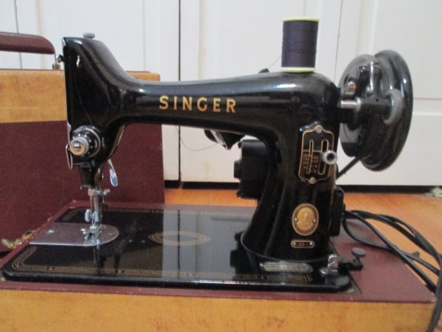 Vintage 1950's Singer Class 99 Portable Straight-Stitch Sewing Machine - 2