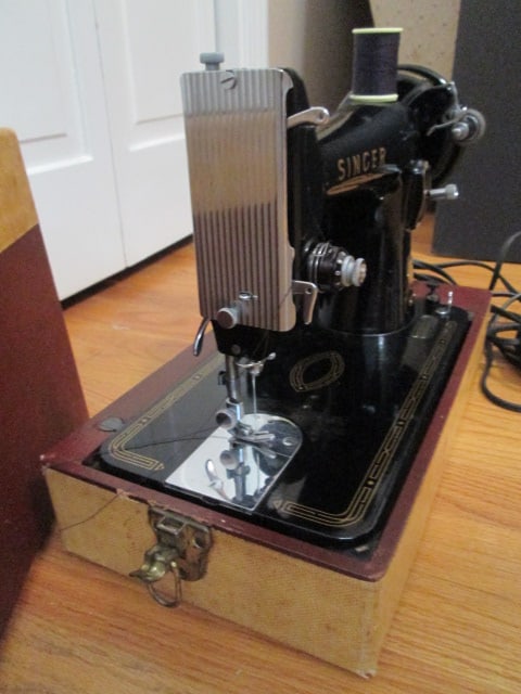 Vintage 1950's Singer Class 99 Portable Straight-Stitch Sewing Machine - 3