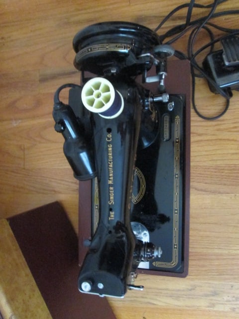 Vintage 1950's Singer Class 99 Portable Straight-Stitch Sewing Machine - 4