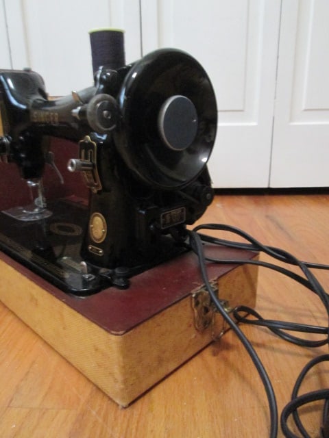 Vintage 1950's Singer Class 99 Portable Straight-Stitch Sewing Machine - 5