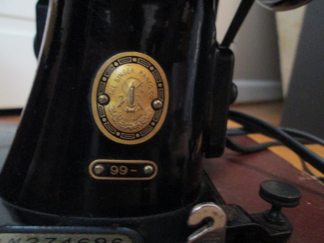 Vintage 1950's Singer Class 99 Portable Straight-Stitch Sewing Machine - 7