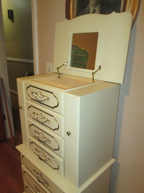 Midcentury Dixie French Provincial Jewelry Armoire - 4