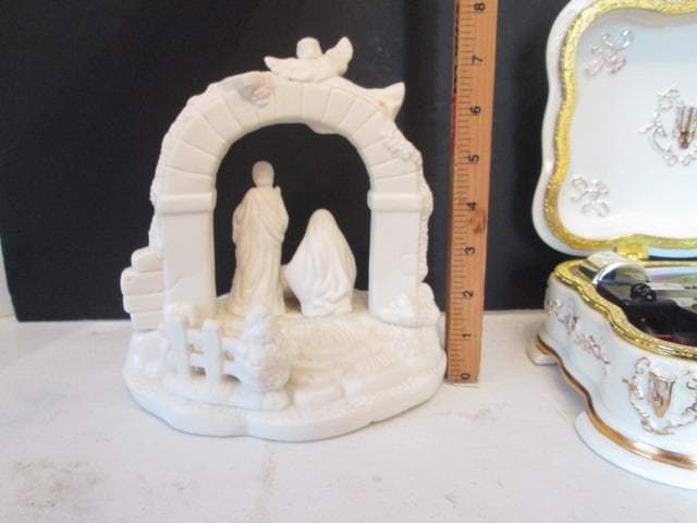 Musical Bisque Porcelain Nativity Scene and Mr. Christmas Jewel Box Symphonium Player - 4