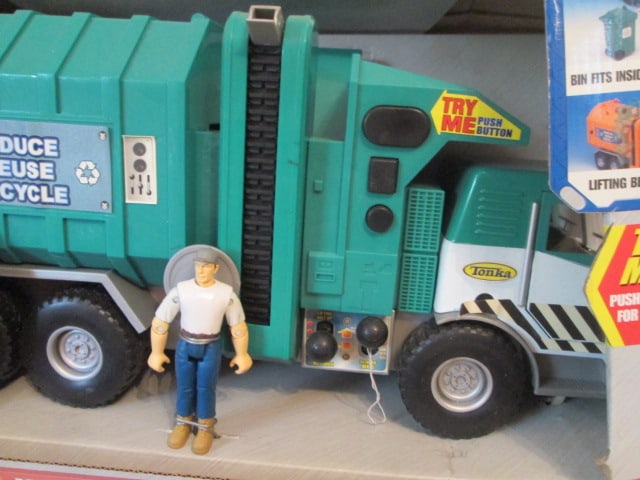 1991 Hasbro Tonka Mighty Motorized Garbage Truck in Original Box - 3