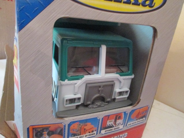 1991 Hasbro Tonka Mighty Motorized Garbage Truck in Original Box - 5