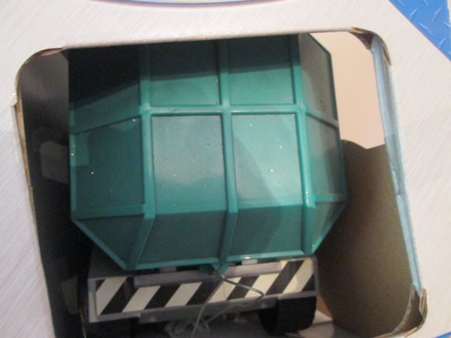 1991 Hasbro Tonka Mighty Motorized Garbage Truck in Original Box - 7
