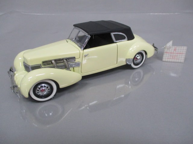 Franklin Mint 1937 Cord 812 Phaeton Coupe Diecast Model 1:24 Scale: .