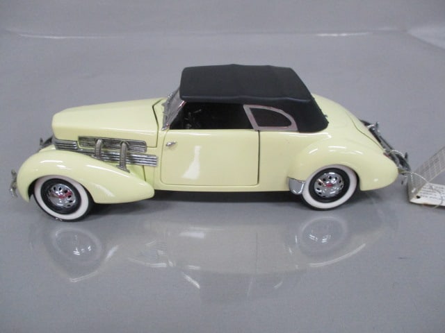 Franklin Mint 1937 Cord 812 Phaeton Coupe Diecast Model 1:24 Scale - 2