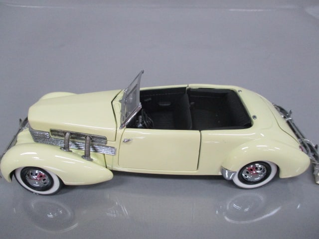 Franklin Mint 1937 Cord 812 Phaeton Coupe Diecast Model 1:24 Scale - 3