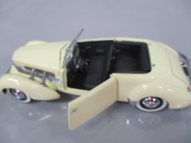Franklin Mint 1937 Cord 812 Phaeton Coupe Diecast Model 1:24 Scale - 4