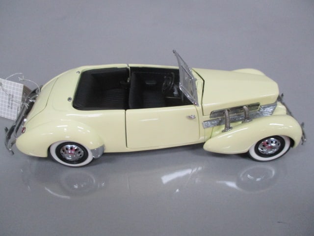 Franklin Mint 1937 Cord 812 Phaeton Coupe Diecast Model 1:24 Scale - 7