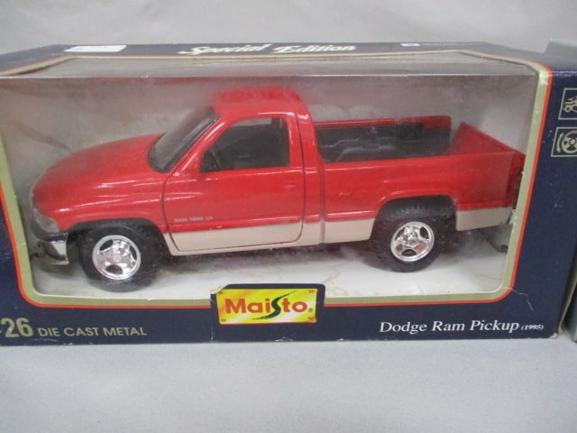2 Diecast Collectibles Welly 2003 Dodge Viper 1:24 Scale - 4