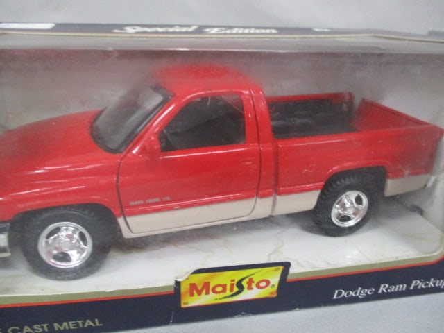 2 Diecast Collectibles Welly 2003 Dodge Viper 1:24 Scale - 5