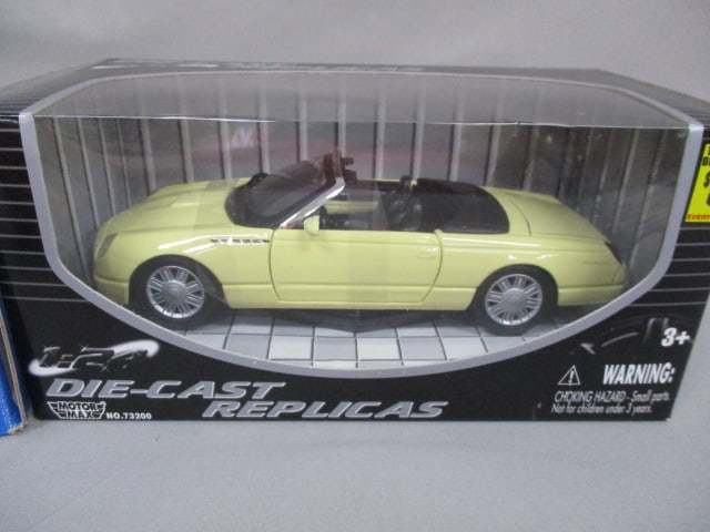 2 Diecast Collectible Cars Motor Max 2002 Ford Thunderbird 1:24 Scale - 2
