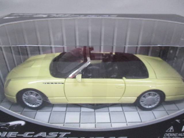 2 Diecast Collectible Cars Motor Max 2002 Ford Thunderbird 1:24 Scale - 3