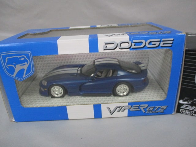 2 Diecast Collectible Cars Motor Max 2002 Ford Thunderbird 1:24 Scale - 4