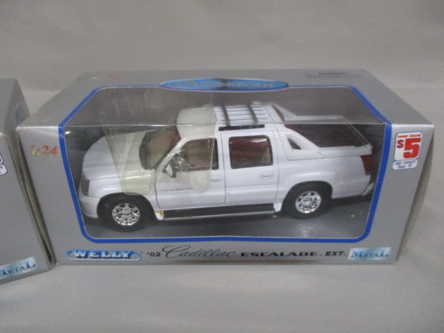 2 Welly Diecast Collectible Cars 2002 Cadillac Escalade EXT 1:24 Scale - 2