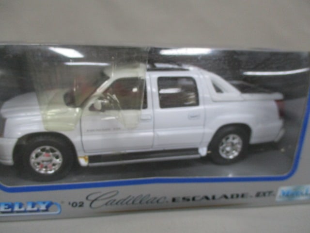 2 Welly Diecast Collectible Cars 2002 Cadillac Escalade EXT 1:24 Scale - 3
