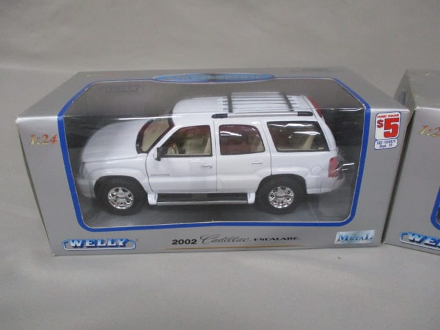 2 Welly Diecast Collectible Cars 2002 Cadillac Escalade EXT 1:24 Scale - 4