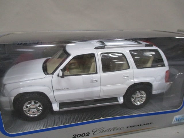 2 Welly Diecast Collectible Cars 2002 Cadillac Escalade EXT 1:24 Scale - 5