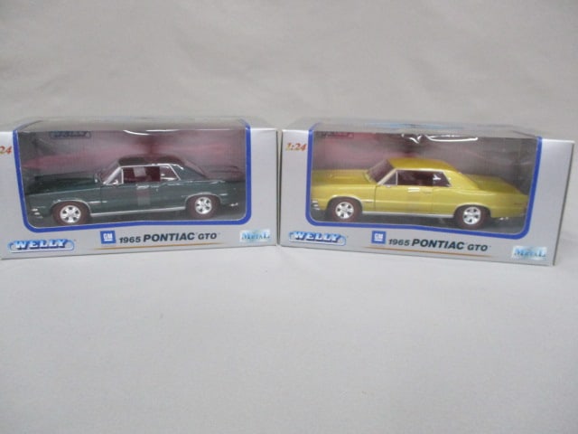 2 Welly Diecast Collectible Cars 1965 Pontiac GTO 1:24 Scale: New Old Stock