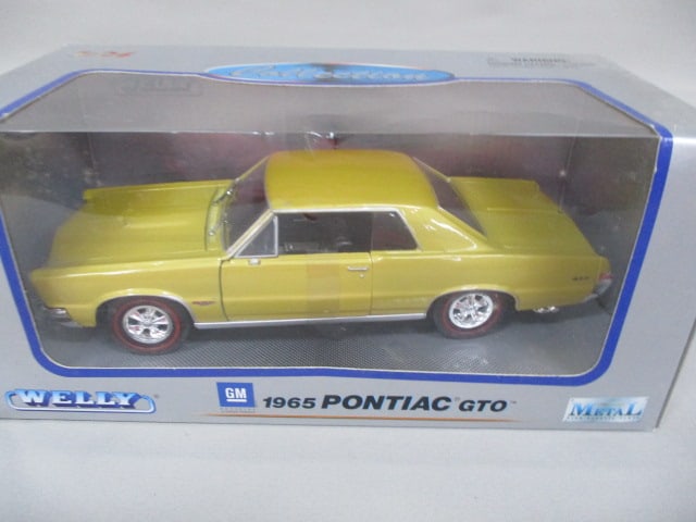 2 Welly Diecast Collectible Cars 1965 Pontiac GTO 1:24 Scale - 2