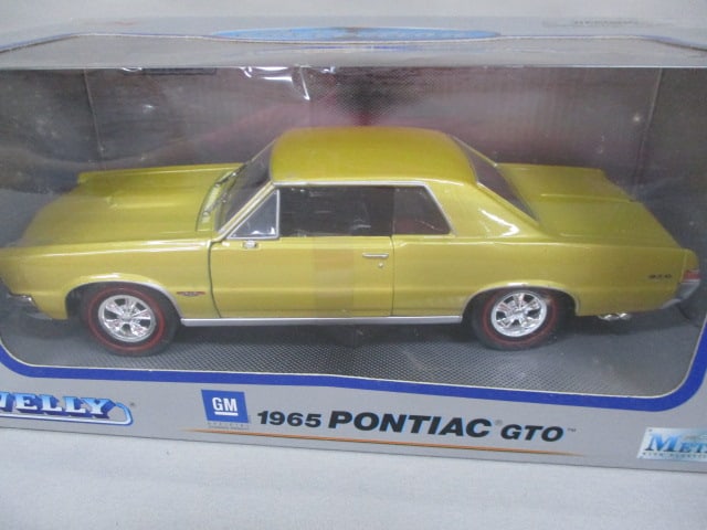 2 Welly Diecast Collectible Cars 1965 Pontiac GTO 1:24 Scale - 3