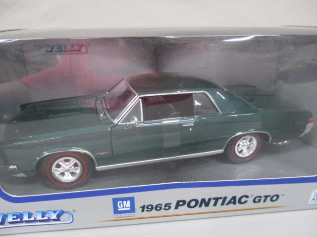 2 Welly Diecast Collectible Cars 1965 Pontiac GTO 1:24 Scale - 5