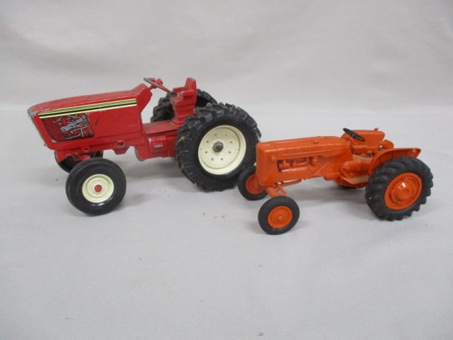 2 Farm Tractors International Harvester Diecast Tractor (1 of 10)