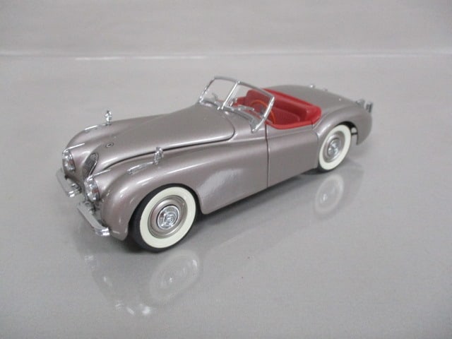 Danbury Mint 1944 Jaguar XK120 Silver Gray Diecast Model: 1:24 Scale