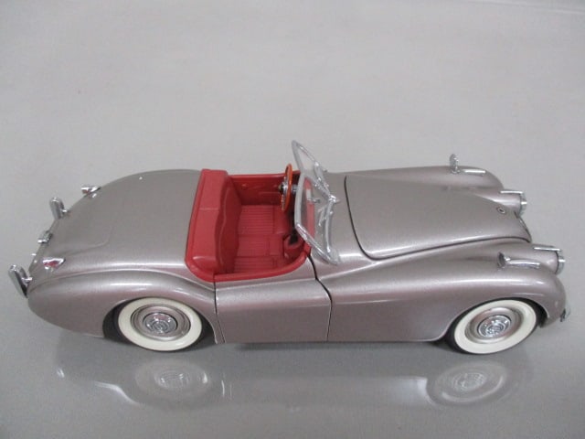 Danbury Mint 1944 Jaguar XK120 Silver Gray Diecast Model - 7