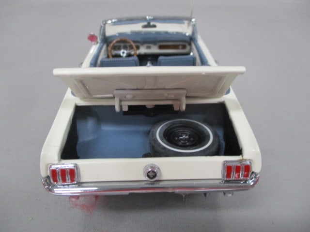Danbury Mint 1966 Ford Mustang Convertible Diecast Model - 11