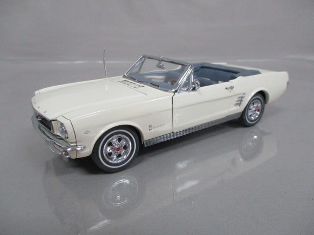 Danbury Mint 1966 Ford Mustang Convertible Diecast Model: 1:24 Scale