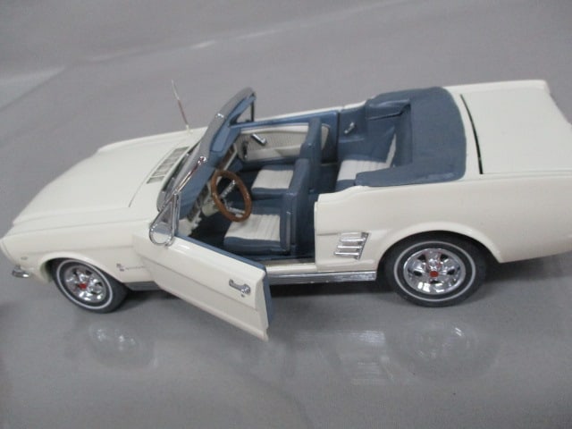 Danbury Mint 1966 Ford Mustang Convertible Diecast Model - 3
