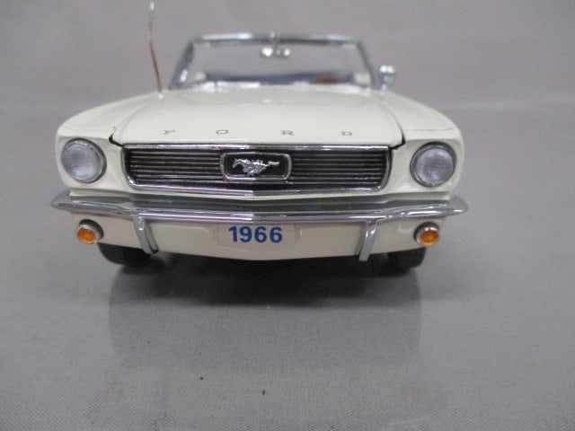 Danbury Mint 1966 Ford Mustang Convertible Diecast Model - 4
