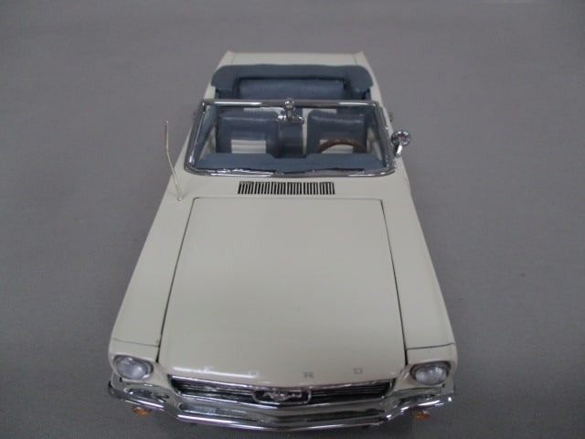 Danbury Mint 1966 Ford Mustang Convertible Diecast Model - 5