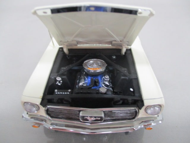 Danbury Mint 1966 Ford Mustang Convertible Diecast Model - 6