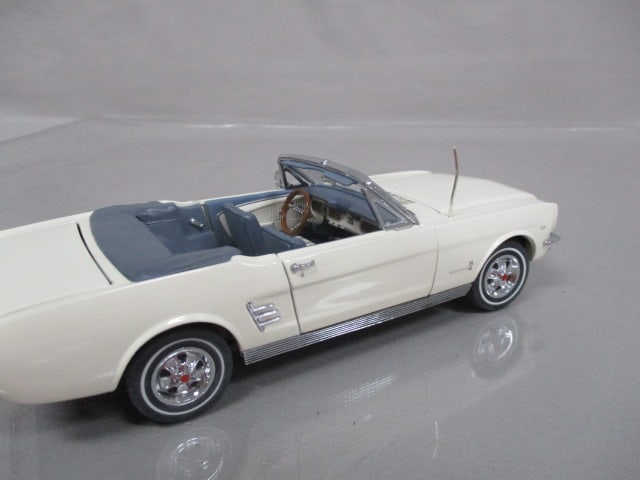 Danbury Mint 1966 Ford Mustang Convertible Diecast Model - 7