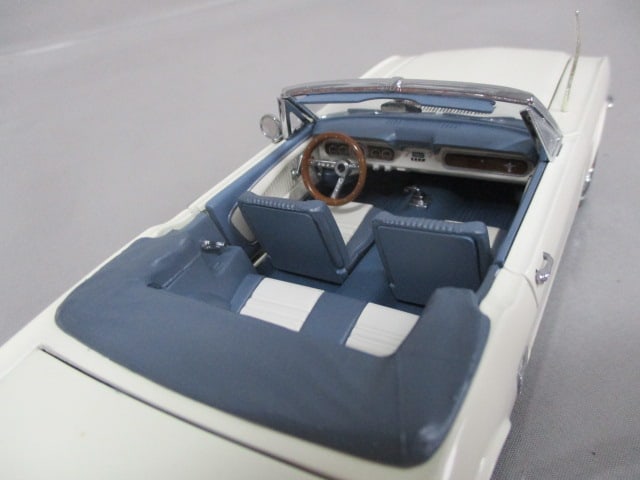 Danbury Mint 1966 Ford Mustang Convertible Diecast Model - 9