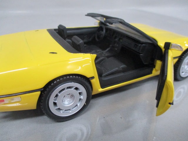 Franklin Mint 1986 Chevrolet Corvette Convertible Diecast Model - 9