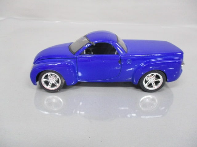 2000 Chevrolet SSR Concept Car Diecast Model 1:25 Scale By Maisto - 2