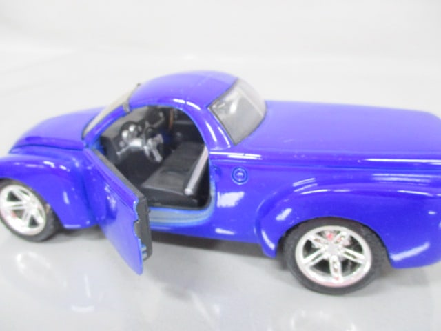2000 Chevrolet SSR Concept Car Diecast Model 1:25 Scale By Maisto - 3