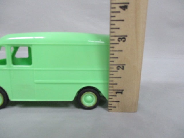 Vintage 1949 International Metro Van Cigarette Dispenser - 10