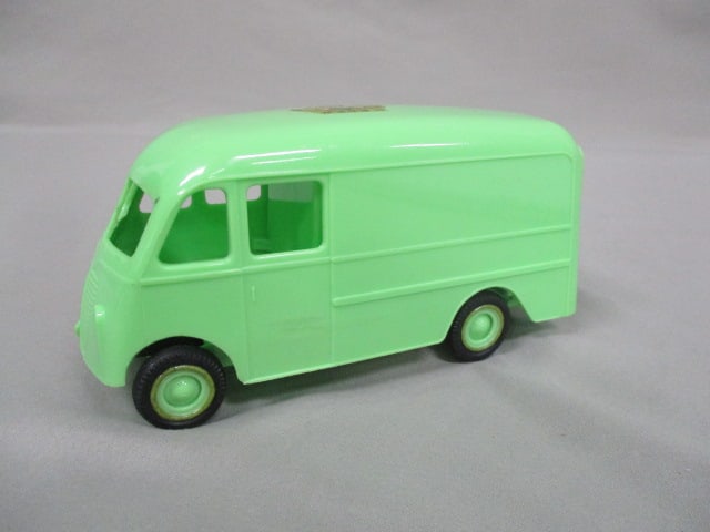 Vintage 1949 International Metro Van Cigarette Dispenser (1 of 10)