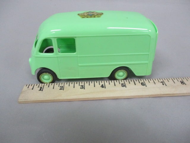 Vintage 1949 International Metro Van Cigarette Dispenser - 9