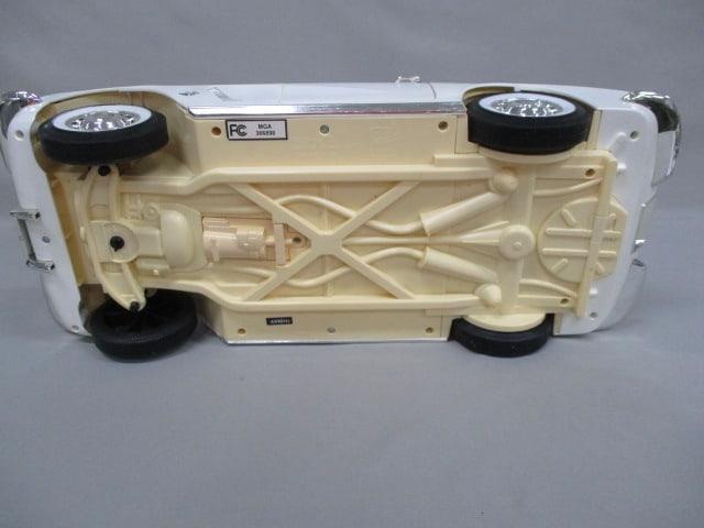2007 Bratz Dolls 1962 Corvette Remote Controlled Car 1:9 Scale - 10