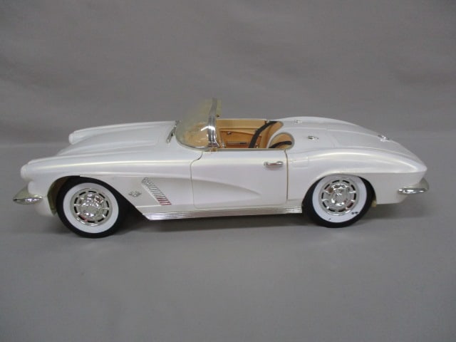 2007 Bratz Dolls 1962 Corvette Remote Controlled Car 1:9 Scale - 2
