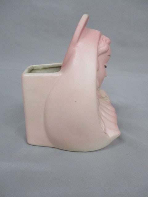 Vintage Hull #26 Madonna and Child Planter "Satin Carnation Glaze" - 4