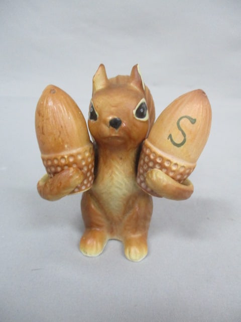 Vintage Squirrel Holding Acorn Salt & Pepper Shakers 4": .