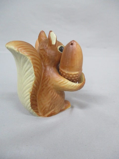 Vintage Squirrel Holding Acorn Salt & Pepper Shakers 4" - 2